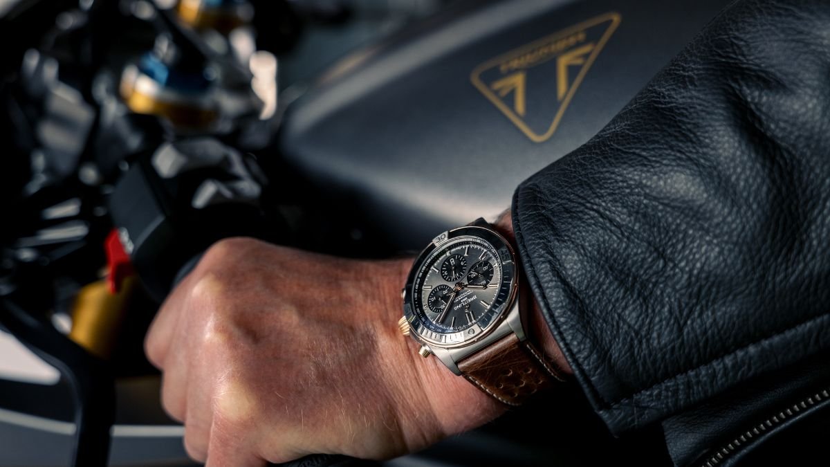 Breitling Chronomat B01 42 x Triumph Speed Triple 1200 RR