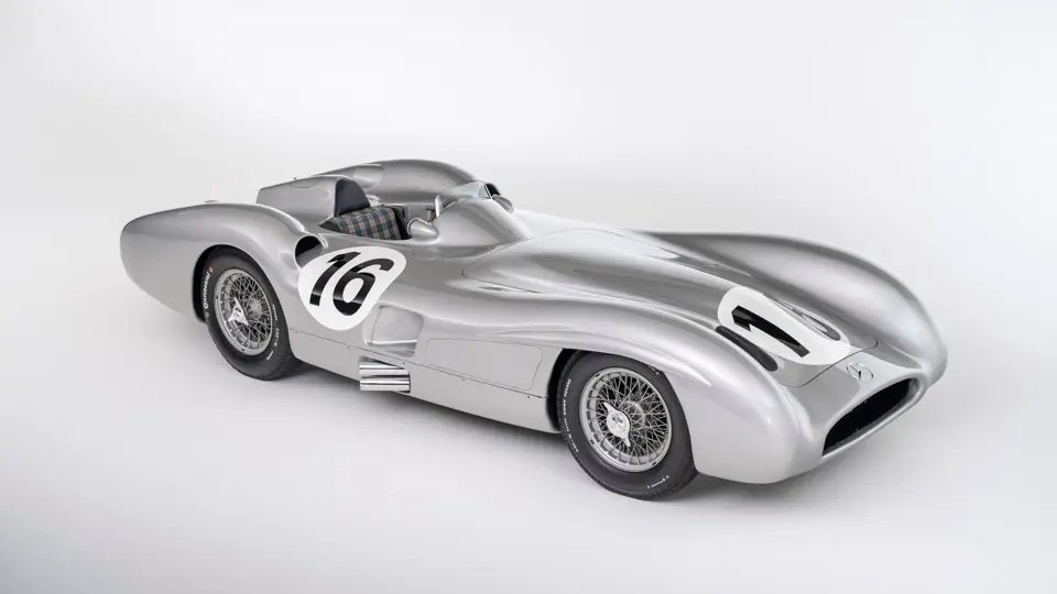 Großer Preis von Italien in Monza, 11.09.1955. Stirling Moss auf Mercedes-Benz Formel-1-Rennwagen W 196 R mit Stromlinienkarosserie (Startnummer 16) in der Steilkurve.