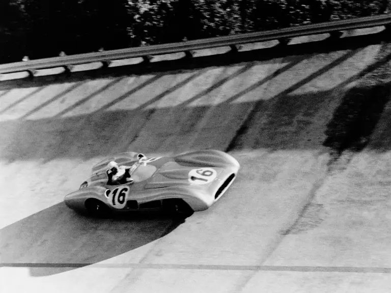 Großer Preis von Italien in Monza, 11.09.1955. Stirling Moss auf Mercedes-Benz Formel-1-Rennwagen W 196 R mit Stromlinienkarosserie (Startnummer 16) in der Steilkurve.