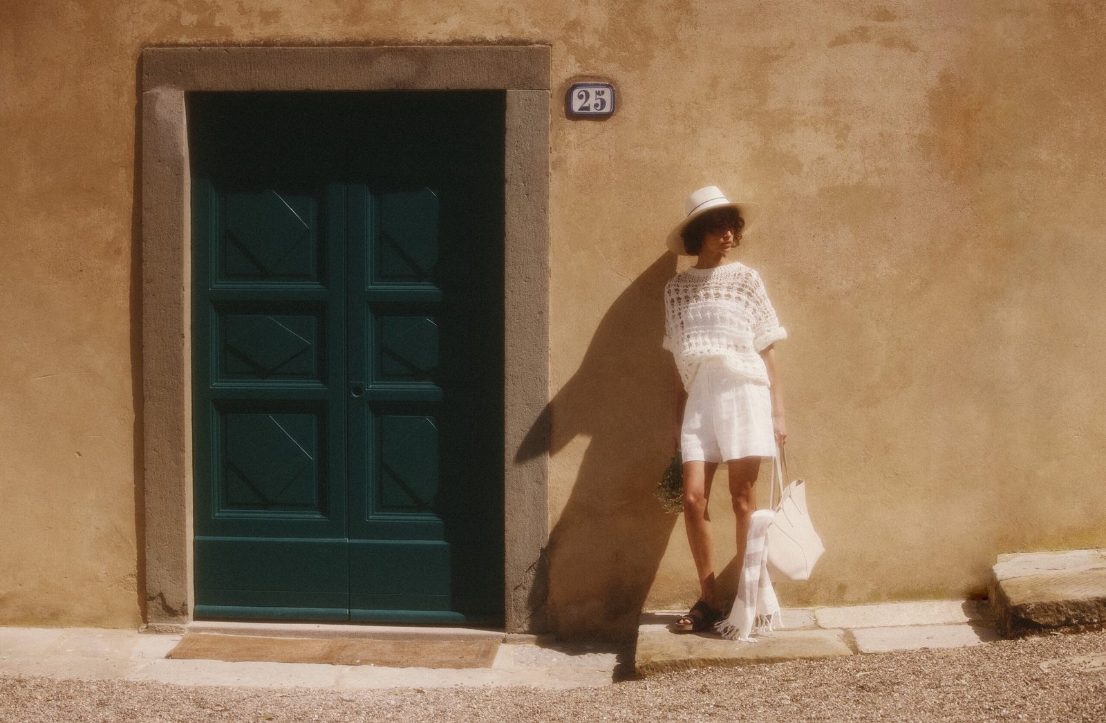 A women wearing knitted white top